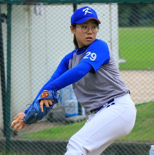 丸い眼鏡をかけて鋭い投球をする韓国女子野球代表のエース、キム・ラギョン。高校１年のキム・ラギョンは「職業野球選手」の夢を抱いている。（写真＝チョンスカンパニー）