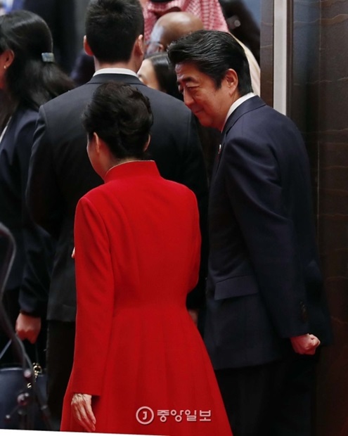 韓国の朴槿恵大統領と日本の安倍晋三首相が言葉をかわしながら記念撮影会場の中国杭州国際展示場を後にしている。