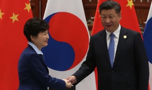 朴槿恵（パク・クネ）大統領（左）と中国の習近平国家主席