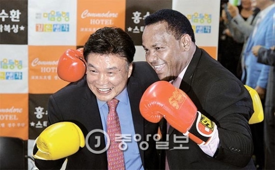 洪秀煥（ホン・スファン）韓国ボクシング委員会（ＫＢＣ）会長（左）とパナマのエクトル・カラスキリャ議員