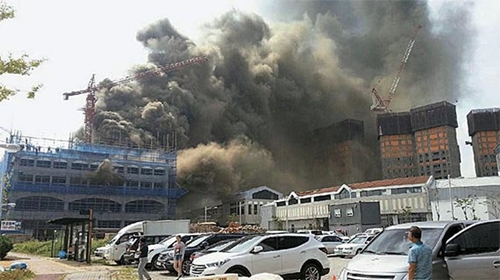 １０日、京畿道金浦市場基洞（キョンギド・キンポシ・チャンギドン）の住宅商店複合建物の工事現場で発生した火災の煙が立ち昇っている。