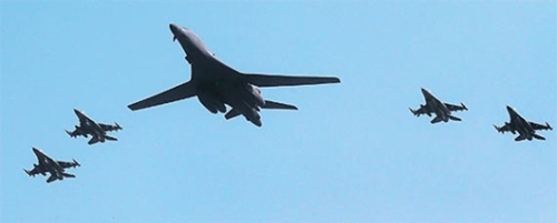 １３日、ランサー戦闘爆撃機が米空軍のＦ－１６戦闘機と飛行している。（写真＝共同取材団）