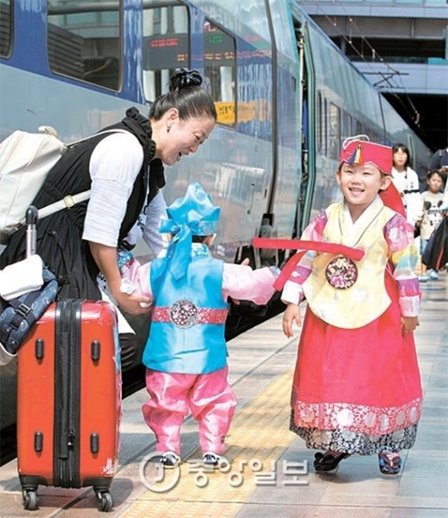 秋夕（チュソク、韓国のお盆）連休を翌日に控えた１３日、ソウル駅である家族が帰省のためＫＴＸ列車に乗ろうとしている。