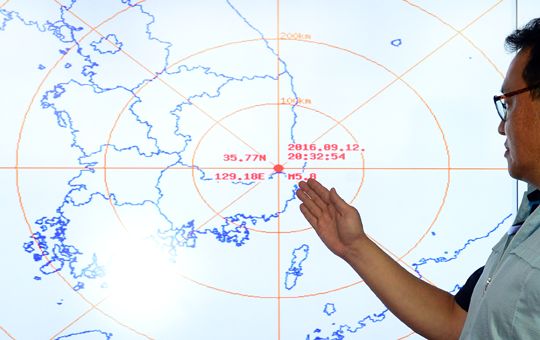 慶尚北道慶州（キョンサンブクド・キョンジュ）でマグニチュード５．１と５．８の地震が発生した１２日午後、ソウル銅雀区（トンジャクク）の気象庁で関係者が地震発生の位置を説明している。