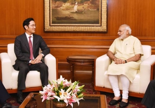 李在鎔（イ・ジェヨン）サムスン電子副会長が１５日、インド・ニューデリーでモディ首相に会い、サムスンのインド事業協力案について意見を交わしている。（サムスン電子提供）