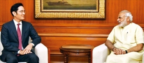 李在鎔サムスン電子副会長（左）が今月１５日、インド・ニューデリーの首相官邸でナレンドラ・モディ首相と会ってインドとサムスンの事業協力について話をしている。（写真提供＝インド首相室）
