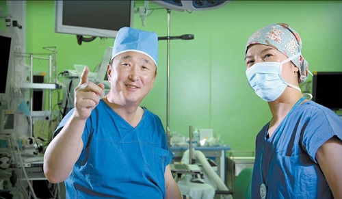 徐敬錫（ソ・ギョンソク）教授が手術室でパク・ソンミ看護師とモニターを見ながら話している。