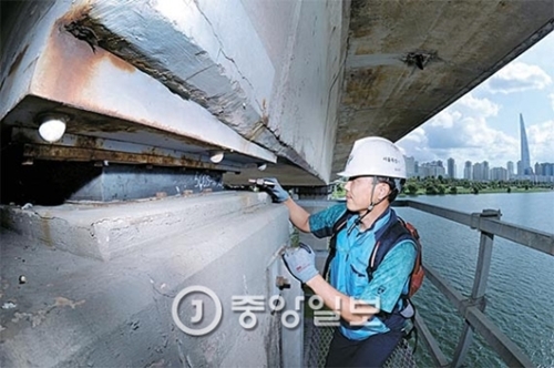 ソウル市の公務員が１９日、ソウル松坡区（ソンパグ）オリンピック大橋の「免震橋梁」を点検している。