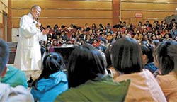２０１４年５月に延辺大学で講演する檮机・金容沃氏。２０１４年から２０１５年まで１年間ほど中国に滞在した。（写真＝トンナム）