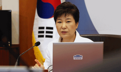 朴槿恵大統領が今月１３日午前、青瓦台で開かれた閣僚会議で発言している。（写真＝青瓦台写真記者団）