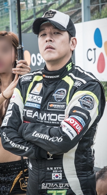２５日午後、京畿道龍仁市の龍仁スピードウェイで開催された「２０１６　ＣＪ大韓通運スーパーレース　チャンピオンシップ」第７ラウンドに登場した俳優のリュ・シウォン。