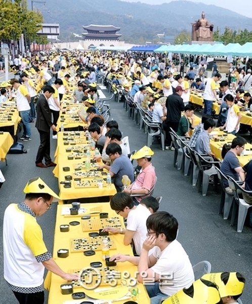 ２５日、ソウル光化門広場でソウル市主催による「ＫＢ国民銀行と共にする囲碁祭り」が開かれ、プロの囲碁棋士が市民相手に多面棋による指導対局を行っている。