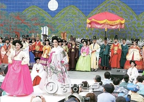 ２５日、南仁寺マダン（広場）では「第２９回仁寺伝統文化祭り」の一環として韓服ファッションショーが行われた。
