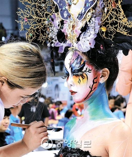 ２７日、釜山市の江西室内体育館で「第９回釜山広域市長杯美容フェスティバル」開かれ、参加者がボディ・ペインティングの技量を披露している。