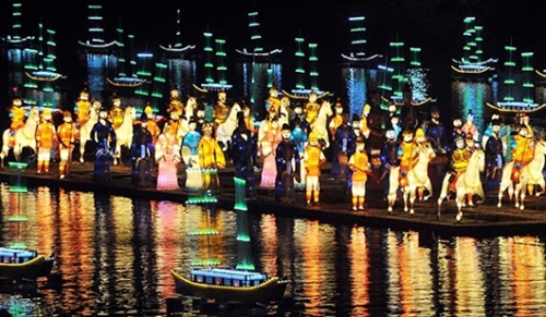 百済文化祭が開かれる忠清南道公州市の公山城前に流れる錦江で、４７５隻の黄布帆船と流灯が秋の夜を照らしている。