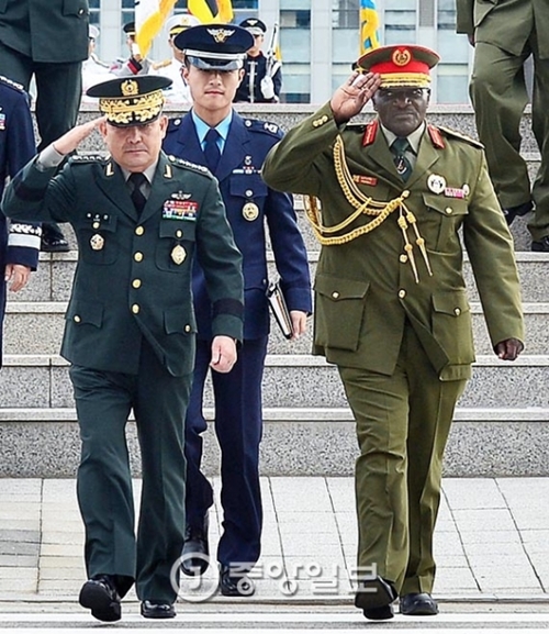２９日、ソウル龍山合同参謀本部練兵場で開かれた儀仗行事に参加した韓国の李淳鎮（イ・スンジン）合同参謀議長（左）とウガンダのエドワード・カトゥンバ・ワマラ国防総長（右）。