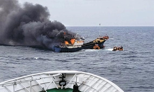 ２９日、全羅南道新安郡紅島沖で韓国海警の検問を避けて逃げる間、閃光爆音弾を浴びた中国漁船から炎と黒い煙が上がっている。（写真＝木浦海警）
