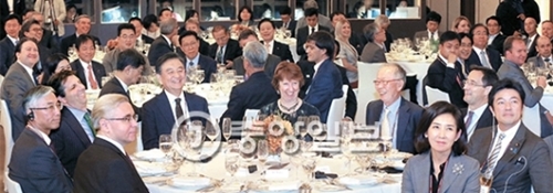 ９日、ソウルウェスティン朝鮮ホテルでＪグローバル・チャタムハウス・与時斎フォーラム開幕夕食会が開かれた。前のメインテーブルの左側から時計回りに邱国洪駐韓中国大使、リッパート駐韓米国大使、洪錫ヒョン（ホン・ソクヒョン）中央日報・ＪＴＢＣ会長、アシュトン元ＥＵ外務・安全保障政策上級代表、李憲宰（イ ・ホンジェ）与時斎理事長、ニブレット・チャタムハウス代表、中山泰秀自民党副幹事長、羅卿ウ䢃ン（ナ・ギョンウォン）セヌリ党議員、ティモニン駐韓ロシア大使。