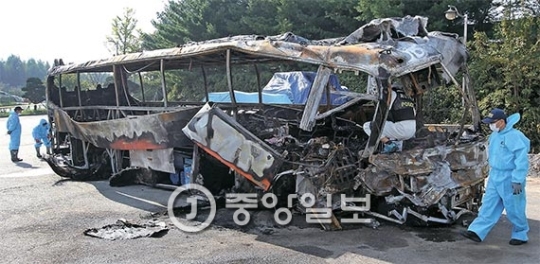 衝突事故後に全焼した観光バス