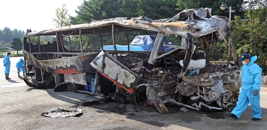 全焼した観光バス。