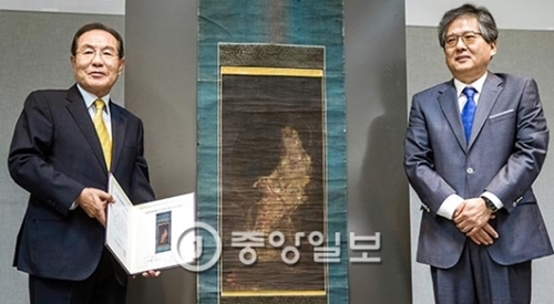 韓国コルマーのユン・ドンハン会長が１７日、水月観音図を国立中央博物館に寄贈した。右はイ・ヨンフン博物館長。