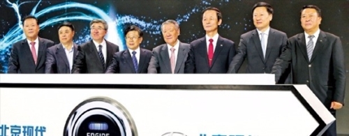 鄭夢九（チョン・モング）現代自動車グループ会長（左から５人目）らが１８日、現代車中国滄州工場竣工式で記念撮影をしている。（現代自動車提供）