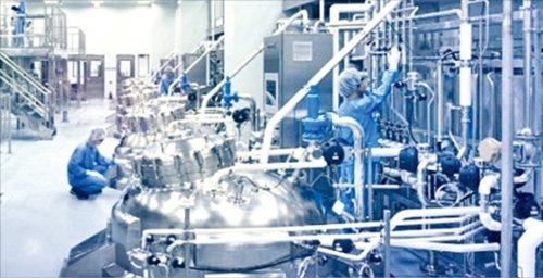 サムスンバイオロジクスの職員が仁川松島第２工場で生産設備を点検している。（サムスンバイオロジクス提供）