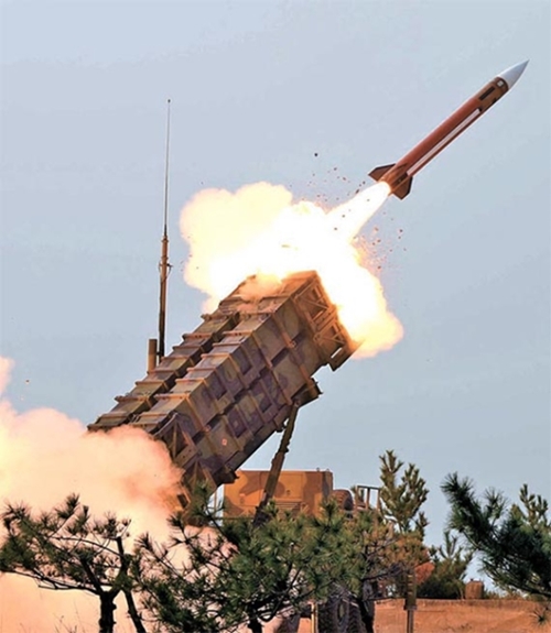 ２０日午前、忠清南道保寧市の大川射撃場で行われた防空誘導弾射撃大会で、パトリオット（ＰＡＣ－２）ミサイルが発射されている。（写真提供＝韓国空軍）