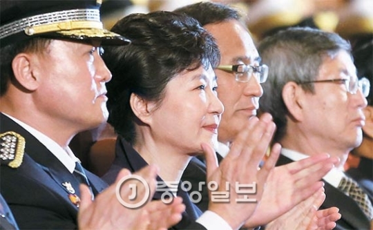 ２１日に「警察の日」記念式に出席した朴大統領