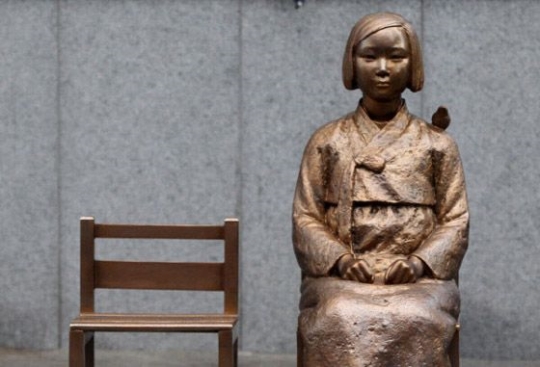 韓国の日本軍慰安婦少女像。
