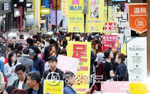 中国人観光客で込み合う２５日のソウル・明洞。中国政府が韓国を訪れる中国人観光客を２０％以上減らすようにとの指針を出した事実がわかりこの日中国人観光客受恵銘柄が一斉に下落した。