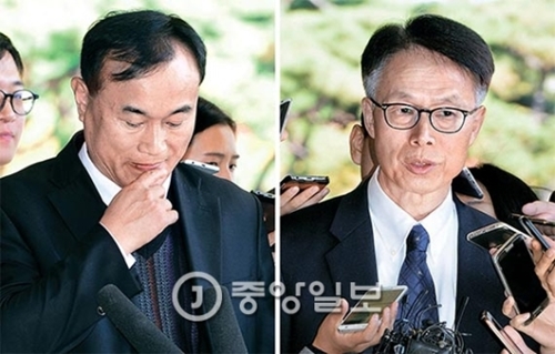 Ｋスポーツ財団のチョン・ドンチュン元理事長（左）とチョン・ヒョンシク元事務総長が３０日、ソウル中央地検に出頭し、取材陣の質問を受けている。