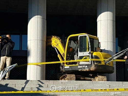 １日午前、ソウル瑞草区の大検察庁庁舎にフォーククレーンが突進した。毀損を受けた庁舎の建物の様子。