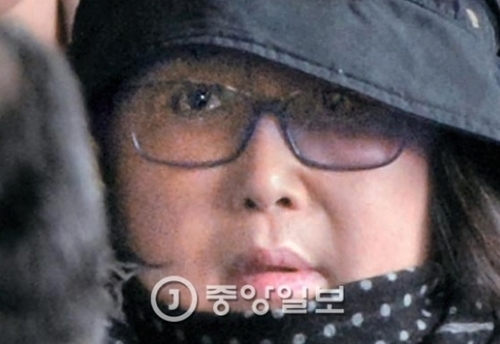 「秘線国政壟断」疑惑の中心にいる崔順実氏が３１日午後、容疑者として取り調べを受けるためソウル中央地検に出頭した。