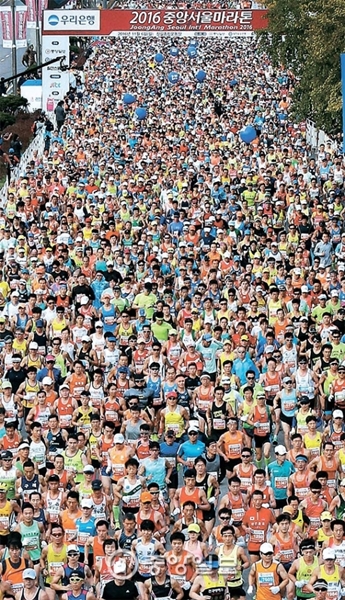 ６日、２０１６中央ソウルマラソンがソウル蚕室～京畿道城南循環コースで約１万７０００人のランナーが参加する中で開催された。