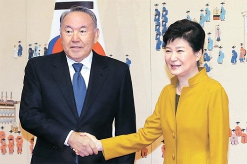 １０日、青瓦台で韓国・カザフスタン首脳会談が開催された。右は朴槿恵大統領、左は国賓訪韓中のカザフスタンのナザルバエフ大統領。（写真＝青瓦台写真記者団）