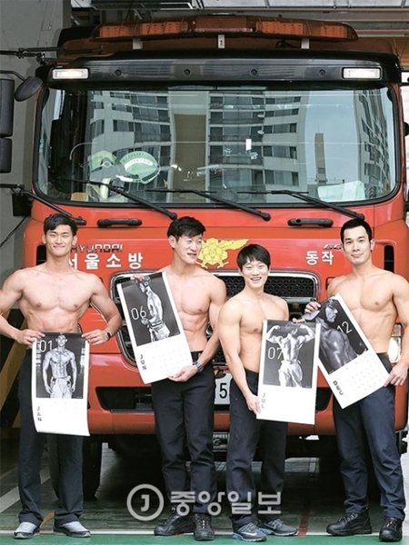 １０日、「２０１７モムチャン消防隊員カレンダー」のモデルとなったソウル市消防災難本部所属の消防隊員が銅雀消防署でカレンダーを手にポーズを取っている。