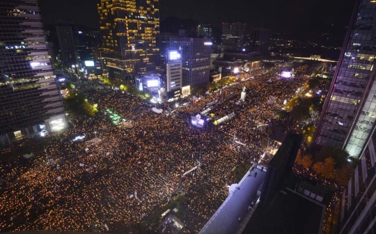 ソウル市庁前広場で行われたろうそく集会。