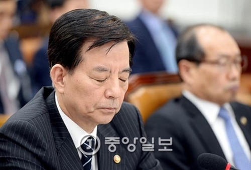 韓日両国が１４日午後、軍事情報保護協定に仮署名した。この日、韓民求（ハン・ミング）国防部長官（左）が国会国防委全体会議に出席した。野党は韓長官に対する弾劾または解任建議案を推進することにした。