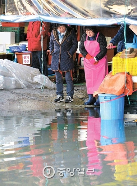 １５日、スーパームーンの影響で浸水した仁川・蘇莱浦口魚市場の一部。