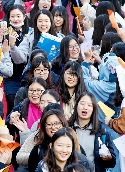 １６日、２０１７学年度大学修学能力試験（日本のセンター試験に該当）を翌日に控えた光州の雪月女子高等学校の受験生たちが後輩の応援を受けている。
