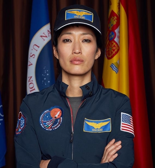 キム・ジヘはこのドラマで宇宙船「ダイダロス」に乗って火星に行くソフトウェアエンジニア「ハナ・ソン」と地上通信スタッフ「ジュン・ソン」という韓国系米国人の双子姉妹を１人２役で演じた。（写真＝ナショナルジオグラフィックチャンネル）