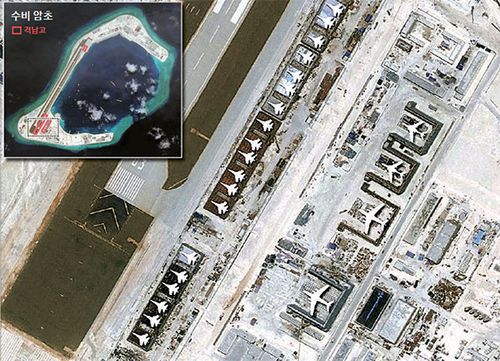 米戦略国際問題研究所（ＣＳＩＳ）がことし８月に公開した南シナ海、南沙諸島スビ礁の衛星写真。写真の中の航空機イメージはＣＳＩＳが各格納庫に収容されている軍用機の大きさを推定して原本写真に追加したものだ。（写真提供＝ＣＳＩＳ）