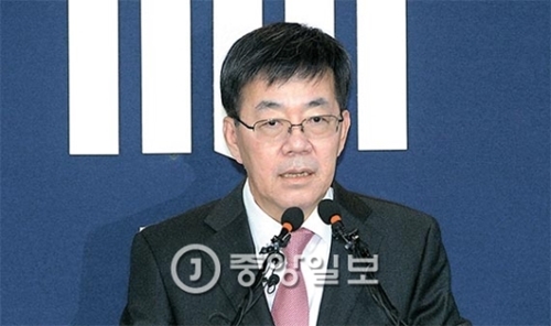 李永烈特別捜査本部長が２０日、崔順実被告の国政壟断疑惑事件の中間捜査結果を発表している。