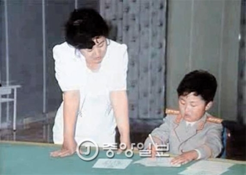 北朝鮮記録映画に登場した子どもの頃の金正恩労働党委員長と生母コ・ヨンヒ氏。（中央フォト）
