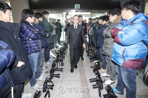 ２３日、韓日軍事情報包括保護協定の署名式に対する現場写真取材の許可を出さなかった韓国国防部に対し、写真記者団が抗議している。（写真＝共同取材団）