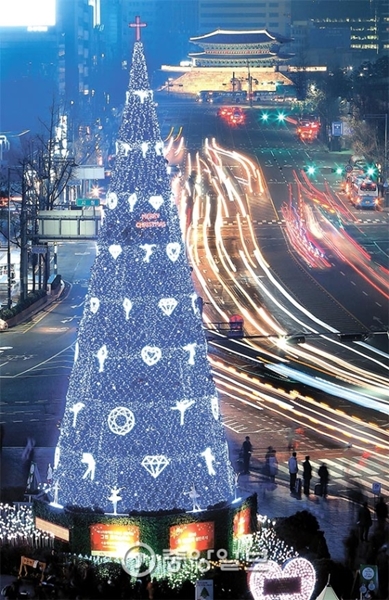 ２７日午後、ソウル広場に設置された高さ１８メートルの大型クリスマスツリーのイルミネーションが明るく輝いている。
