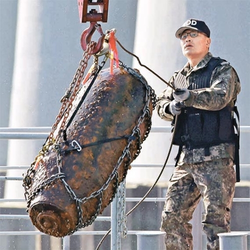 ２８日、韓国空軍爆発物処理班の要員がソウルの漢江鉄橋南端の水中で発見された大型爆発物の引き揚げを行っている。（写真＝韓国空軍）