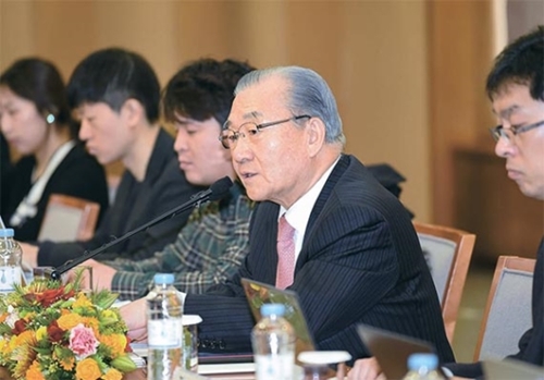 韓国貿易協会の金仁浩会長（右）が２８日にソウルの貿易センターで記者懇談会を開き来年の輸出と貿易見通しについて明らかにした。（写真＝韓国貿易協会）