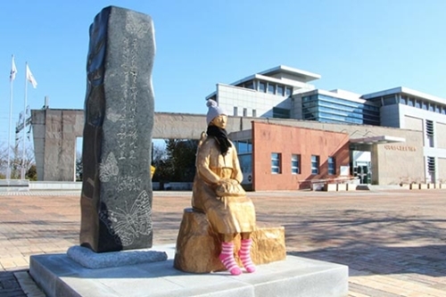 最近、全羅南道の羅州学生独立運動記念館に設置された平和の少女像。（写真提供＝羅州市）